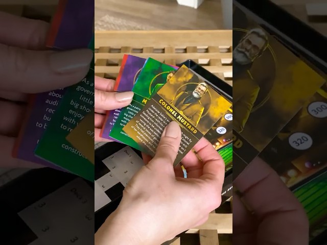 Vídeo relacionado con Hasbro Gaming Cluedo Escape: Misterio en el Hotel Black, Juegos de Detectives, Estrategia y Acertijos, Tablero Expandible, Escape Room, Idea de Regalo, Multijugador, Familia y Amigos
