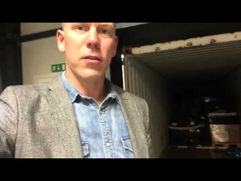 Michael tømmer containeren i Danmark