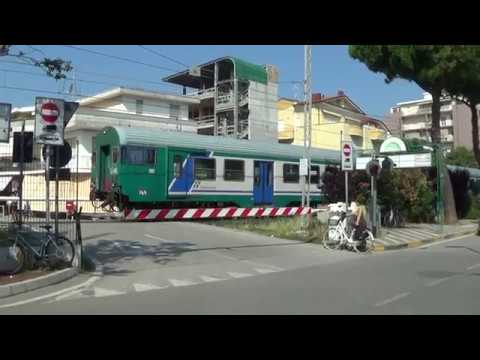 Passaggio a livello di via Perugia in HD - Bellaria (RN) / Level Crossing / Spoorwegovergang / 踏切