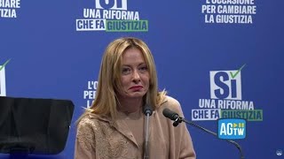 Un uomo sale sul palco e le consegna un libro, a Milano il fuoriprogramma che imbarazza Meloni