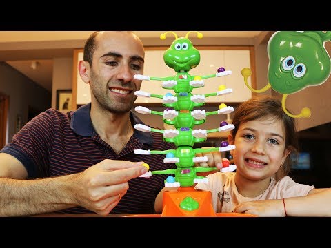 ვინ უფრო სწრაფად დაალაგებს ბურთებს მოცეკვავე მატლზე?