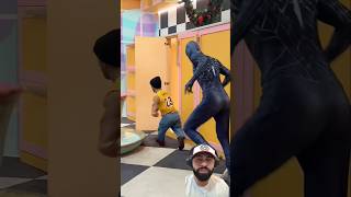 Homem aranha preto correndo atrás do anão 😂😂😂 #shorts #spiderman #funny