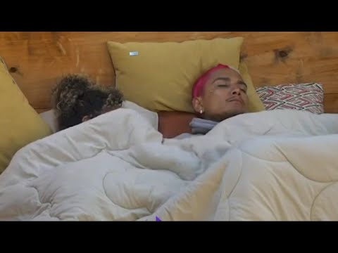 Dynho e Sthe Movimentação de baixo do edredom essa noite, Dynho disfarça mexendo a perna.