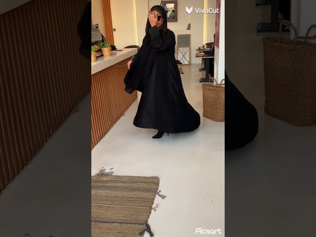 عباية بلون الاسود