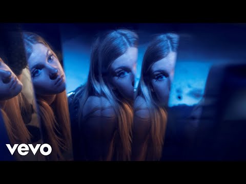 Emma Bale - Curaçao (Still)