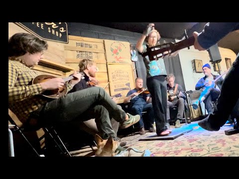 Buckdance with cute dog - Moonshine @ Max’ Wallers Oldtime Jam