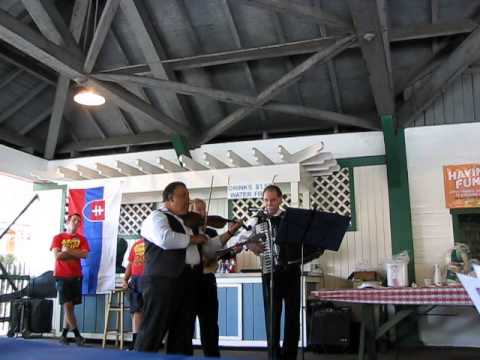 červena ruža trojaka by George Batyi Group