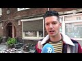 Een buurtbewoner is flink geschrokken van de vallende bakstenen.