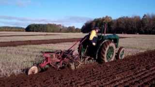 preview picture of video 'Vintage John Deere Tractor Ploughing Kingskettle Fife Scotland'