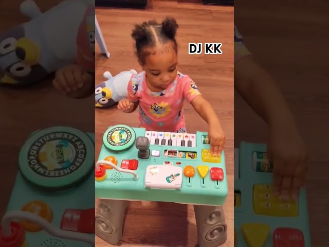 Vídeo relacionado con Fisher-Price Laugh & Learn Cámara Luminosa de Juguete para bebés y niños pequeños con Actividades Musicales, Juego de imitación para niños a Partir de 6 Meses, versión multilingüe, JNV96