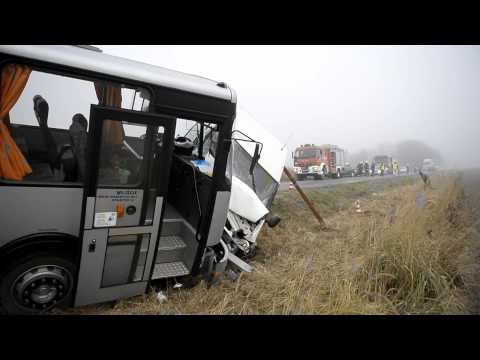 Zderzenie autobusu szkolnego z samochodem dostawczym w Roźwienicy