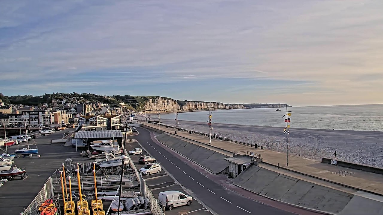 Live webcam view of Fécamp Harbour, Pier & Lighthouse