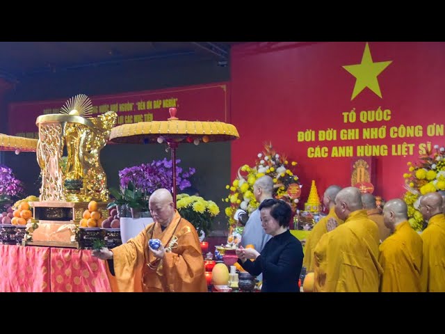 Hòa thượng Thích Lệ Trang cử hành khóa lễ tâm linh truyền thống Phật giáo tại Công viên Lê Thị Riêng