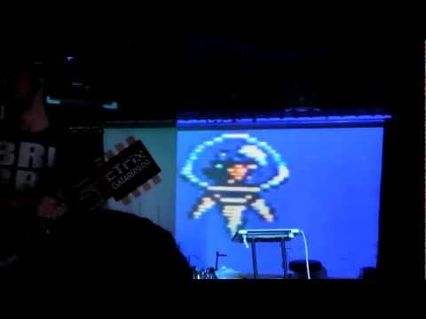 cTRIX using the GAtari 2600 Live @ México City 2012