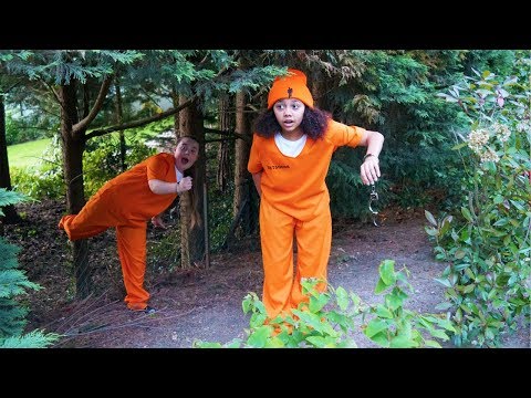 GIRLS PRISON ESCAPE!!