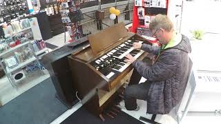 Video thumbnail for Kalle Elkomaa soittaa Hammond T-200 -urkuja - osa 1 by Tampereen Musiikki