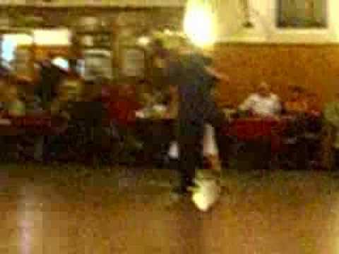  Stella Missé  and  Ernesto Candal  are  dancing  to  a  tango