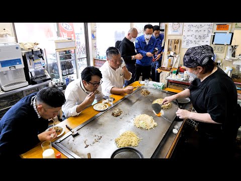 Hiroshima) Una propietaria única que dirige un sencillo y popular restaurante de okonomiyaki inundado de clientes habituales. Comida callejera japonesa.