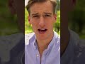 Pieter laat zien hoe je een croissant eet op de Franse manier ? ⁠ #shorts #vakantiehonk #NPOZapp