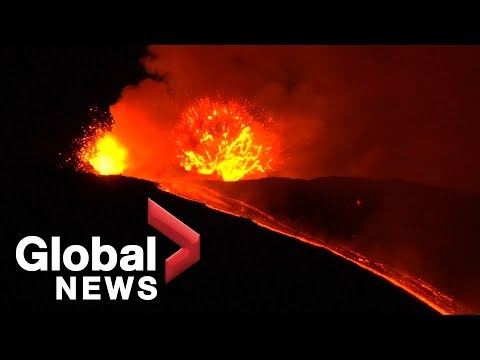 Viral. Imagini spectaculoase &icirc;n Italia. Vulcanul Etna "s-a trezit" și a aruncat bucăți de lavă &icirc;n aer