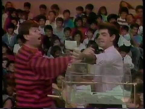 Chabelo se agarra de su puerquito a Eugenio Derbez