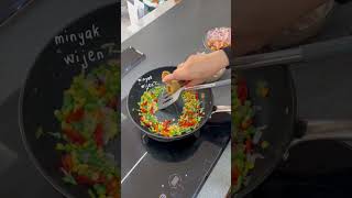 Download lagu COOKING BLESSED FRIDAY 5 STAR FRIED RICE #youtubeshorts #shorts mp3