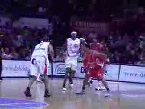 04 17-10-07 BCO-Charleroi - Elvir Ovcina met rebound en scor