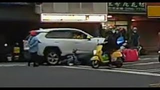 你跟摩托車有仇是嘛？