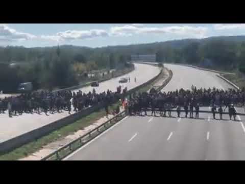 MAJOR BREAKING: Protesters block the AP7 motorway in Girona.الكتلان يغلقون طريق خيرونة الرئيسية