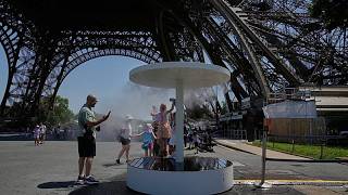 Paris'i kavuran sıcakta Canal Saint-Martin serinleme noktası oldu