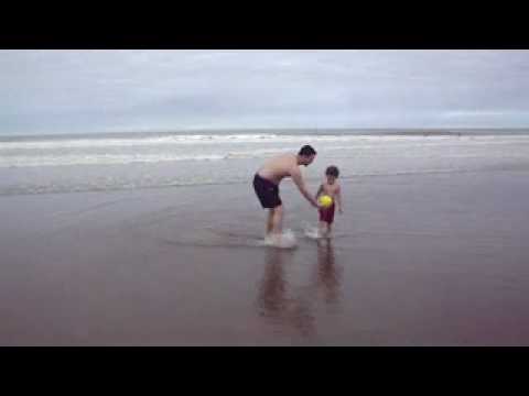 FUTBOL EN LA PLAYA CON ADIEL.mp4
