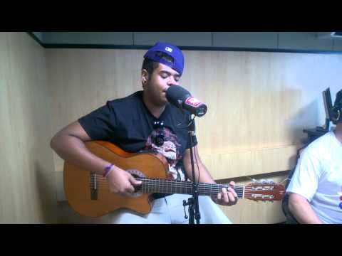 Lucas Morato canta Mundo Dos Desencantados ao vivo na Raízes FM