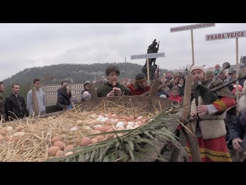 Vejce v Karlově mostě: Jak je to doopravdy?