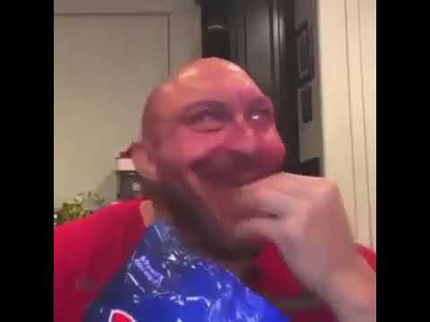 Мужик ест чипсы и улыбается