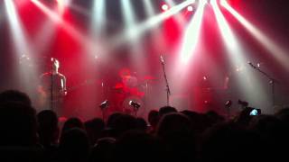 She kicks ass - Puggy - live @ Bataclan 02/04/11