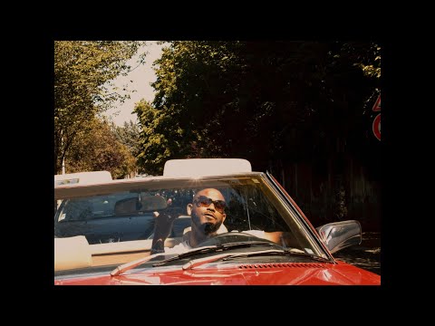 EmkaBibis - Dog (Clip Officiel)