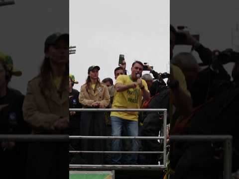 Flávio Bolsonaro reúne apoiadores na Avenida Paulista em ato com críticas ao Judiciário
