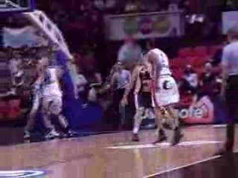 15 12-01-08 BCO-Leuven - Greg Brunner scoort door dakgootje