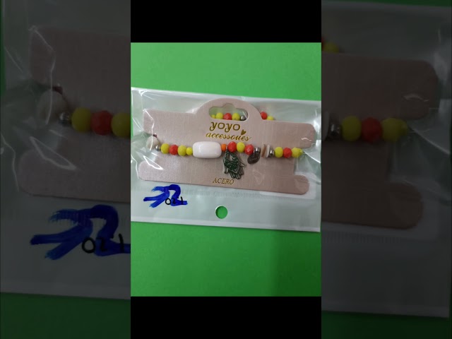 Vídeo relacionado con Ozmw 2 Divertidos Collares de Garabatos, Collar a Juego con Gestos de Dedo, Collar para Niños, Collar con Colgante de Dedo para Hombres y Mujeres, Regalo (Plata)