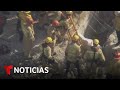 Bomberos trabajan en rescatar a una persona atrapada en un túnel en Los Ángeles
