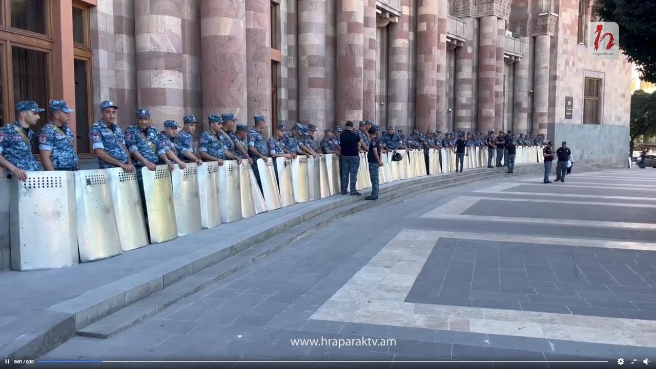 #Ուղիղ. Բողոքի գործողություններ՝ Կառավարության շենքի դիմաց