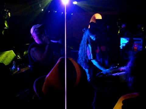 ABASSI HI POWER - ROTOTOM SUNSPLASH 2008 playing earl 16 "surviving"