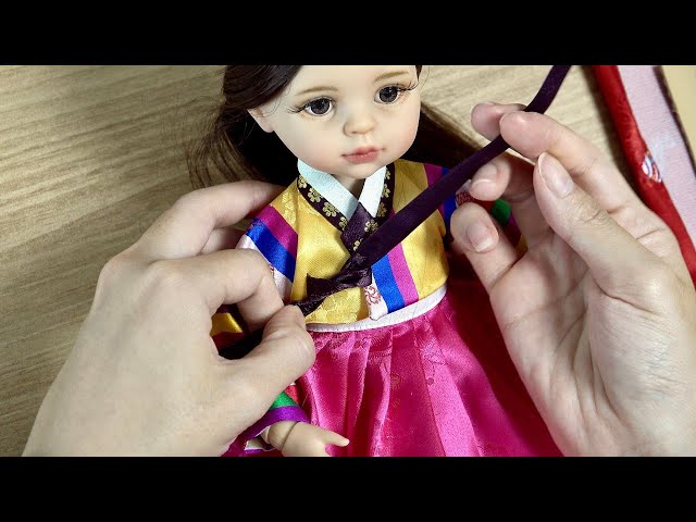 Vídeo relacionado con Genérico Muñeca Hanbok Coreana Tradicional Decorativa de Resina y Madera Efectos Decorativos para Oficina y Sala de Estar