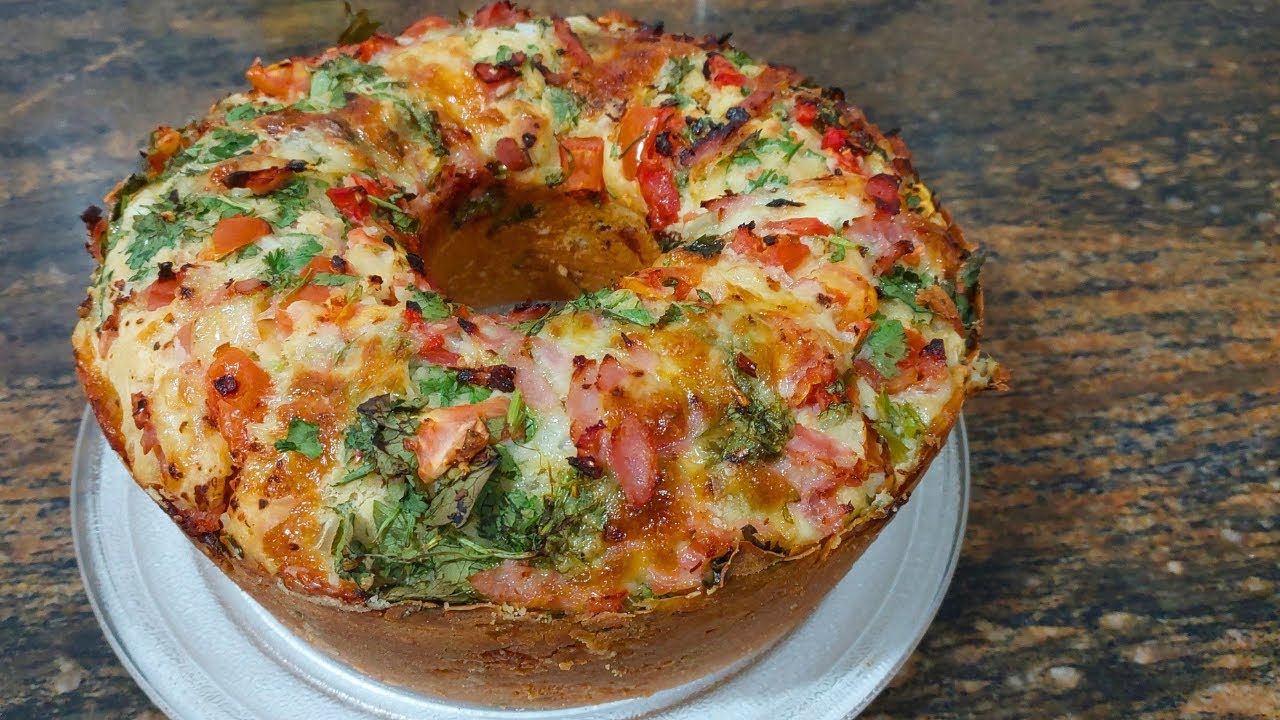 UM BOLO SALGADO DELICIOSO COM MUITO RECHEIO IRRESISTÍVEL