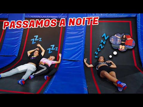 PASSAMOS A NOITE NO PARQUE DE TRAMPOLIM! - MUITA LOUCURA!