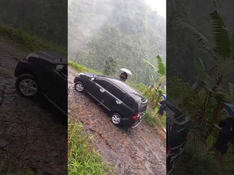 mobil avanza gagal naik saat hujan deras suasana menjadi tegang