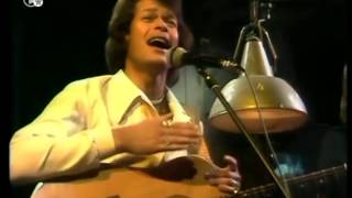 The Seekers (1975) - Love Isn&#39;t Love Until You Give It Away: STEREO ft Louisa Wisseling