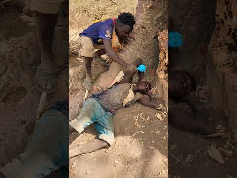 “Hadza Hunter Runs Away in Panic from the Jujuina! 😂 #africa #hadzabetribe #funny #viralreel #fyp