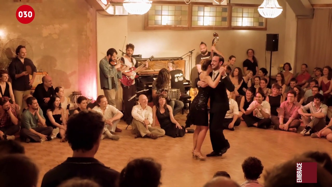 Fausto Carpino and Stephanie Fesneau – El viajero by El Cachivache #FaustoyStephanie