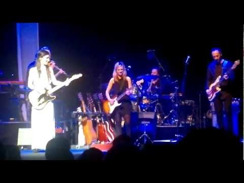 Laleh - Invisible + presenterar bandet